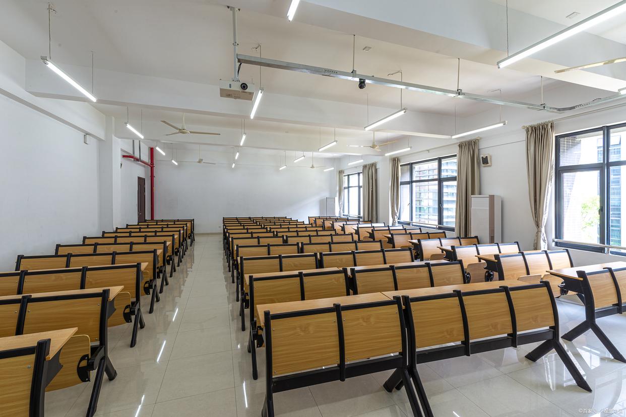 中国大学的现实是:大学层次越低,上课越多,学生读书越少