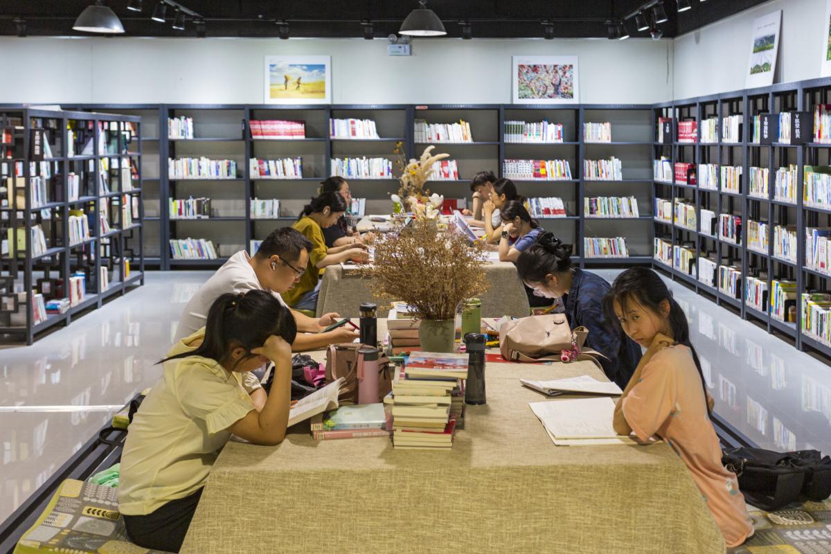 中国大学的现实是:大学层次越低,上课越多,学生读书越少